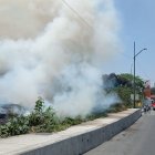 La quema de maleza se dio cerca de la gasolinera del sector.