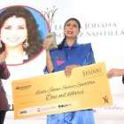 Premiación. Lucila Sánchez, de Riobamba (Chimborazo), también recibió 10.000 dólares.