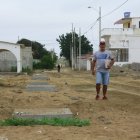 Puertas del Sol 2. La obra del alcantarillado quedó a medias en el barrio, entre baches y montículos de tierra.