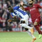 Moisés Caicedo figura del Brigthon de Inglaterra, enfrentando a Mohamed Salah
