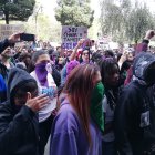 La marcha de mujeres llegó a la Comandancia General del Estado. Han escrito la frase "Vivas nos queremos" en la calzada frente al edificio