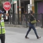 Labor. Ayudar en el paso de peatones es una de las tareas comunitarias.