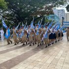 Juventud. Estudiantes de la Academia Naval portaron las banderas celeste y blanco, en honor a Guayaquil.