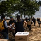 Empleados del Tribunal Regional Electoral llegan hoy a la comunidad Bela Vista do Jaraquí, en el Río Negro, con las máquinas de votación electrónica que servirán a las comunidades ribereñas del Amazonas (Brasil), durante las elecciones de este domingo. Brasil se prepara para una decisiva jornada electoral este domingo 2 de octubre