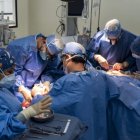 Cirugía. Intervinieron al niño de 13 años, un equipo de tres médicos y casi 12 asistentes para reimplantar la mano. 2. Resultado. Se aprecia cómo quedó la mano después de haberla unido al brazo con cuatro clavos. 3. Rehabilitación. Es una mano robótica con la que se hace rehabilitación a personas que sufrieron alguna atrofia en esta extremidad.