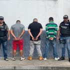 Personas detenidas por un presunto delito de extorsión.