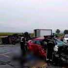 Agentes de instituciones de socorro realizaron maniobras para liberar a los cuerpos y a los sobrevivientes.