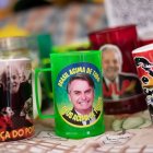 Tazas con fotos del actual presidente de Brasil y candidato a la reelección, Jair Bolsonaro, y su contendiente el candidato y expresidente brasileño Luiz Inácio Lula da Silva