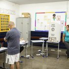 Ciudadanos brasileños llegan a una mesa de votación en una escuela de Brasilia (Brasil)