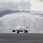 El avión que trajo a los jugadores de Independiente del Valle recibió el honor a su llegada al aeropuerto de Quito.