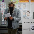 Un hombre sale de marcar su voto hoy, en Lima (Perú).