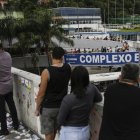 Ciudadanos brasileños esperan en una fila para votar en un centro de votación hoy, en Río de Janeiro (Brasil).