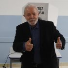 El exmandatario brasileño Luiz Inácio Lula da Silva posa a su llegada a votar hoy, en Sao Paulo (Brasil).