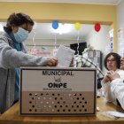 Una mujer vota en un centro de votación hoy, en Lima (Perú). EFE/Paolo Aguilar