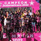 Los jugadores de Independiente del Valle volvieron a vivir el momento sublime de levantar el trofeo de la Copa Sudamericana. Esta vez fue en su casa y ante sus hinchas, quienes llenaron algunas zonas del escenario.