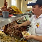 Nury Plaza reconoció que ayer vendió más que en un día normal. La mayoría mencionaba a Independiente del Valle.