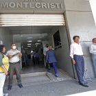 Guayaquil. En edificios de la Fiscalía se implementó el uso de detectores de metales para requisar armas.