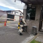 Obstáculos. Moradores de un conjunto construyeron dos garitas.