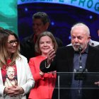 El exmandatario brasileño Luiz Inácio Lula da Silva, acompañado de su esposa Rosangela da Silva (i), pronuncia un discurso