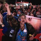 Simpatizantes del expresidente brasileño y candidato presidencial Luiz Inácio Lula da Silva celebran mientras se publican los resultados parciales de las elecciones brasileñas hoy, en Sao Paulo (Brasil).