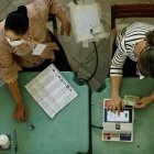 Ciudadanos acuden a un centro de votación hoy, en la ciudad de Fortaleza, Ceará, nordeste de Brasil.