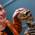 El biólogo sueco Svante Paabo llega a la conferencia de prensa del Instituto Max Planck junto a un esqueleto neanderthal, en Lepizig, Alemania.