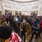 Los partidarios del presidente de los Estados Unidos, Donald Trump, en la Rotonda del Capitolio después de violar la seguridad del Capitolio en Washington, en una fotografía de archivo.