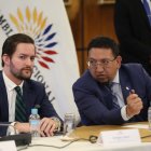 Los asambleístas Esteban Torres y Virgilio Saquicela (presidente de la Asamblea).