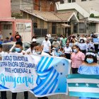 Los estudiantes  la Unidad Educativa Nuestra Señora del Carmen recorrieron los alrededores de su plantel gritando ¡Viva Guayaquil!.