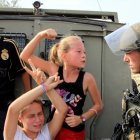 La niña palestina Ahed Tamimi (centro) desafía a los soldados israelíes durante una protesta en Cisjordania.