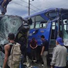 Fotografía cedida hoy por el Ministerio de Salud Pública de Ecuador que muestra a personas que son rescatadas tras el accidente de un bus en el km 15 de la vía a Baeza, provincia de Napo (Ecuador).