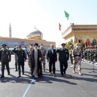 El líder supremo iraní, Ali Jameneí, y comandantes de las Fuerzas Armadas, durante  una visita a la Academia Policial y Militar por una graduación de oficiales, este 3 de octubre.