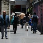 Ajenos. Los usuarios de este camino son propios y extraños al sector. Muchos llegan desde otras barriadas y se dirigen por este paso para llegar temprano a sus trabajos.