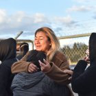 En los exteriores de cárcel de Cotopaxi, familiares de los reos exigen información.