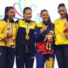 La ecuatoriana Valeria Echever rodeada de dos colombianas y una venezolanos en el podio del kumite +68 kg.