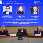 Hans Ellegren, secretario general de la Real Academia de Ciencias sueca (centro), acompañado de otros dos miembros, anuncia a los tres ganadores del Premio Nobel de Física 2022, este martes 4 de octubre en Estocolomo, Suecia.