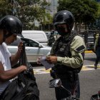 Un oficial de policía participa en un operativo de seguridad en la calle, el 29 de septiembre de 2022, en Caracas (Venezuela).