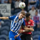 Piero Hincapié (derecha) disputa el balón con el ofensivo Eustáquio, del Porto.