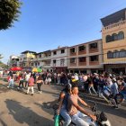 La fila para ingresar al recinto del concierto bordeaba la avenida Ernesto Noboa.