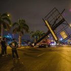 Hecho. Una valla fue derribada en la avenida Pedro Menéndez. 2. Caso. La empresa de una estructura de la 25 de Julio dice que cumple con los permisos, por lo que espera que se respeten los derechos al trabajo. 
=====