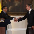 El presidente de Colombia Gustavo Petro (izquierda) saluda al secretario de Estado de Estados Unidos, Antony Blinken (der.), luego de una rueda de prensa en Bogotá.