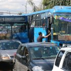 In fraganti. Un bus no alcanzó a cambiarse a su carril y tomó pasajeros en media vía.