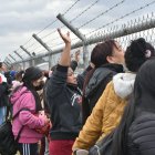 Panorama. Cientos de familiares de los reos de la cárcel de Cotopaxi gritaron sus nombres.