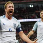 Harry Kane (i), delantero de la selección inglesa, es una de las figuras de su combinado.