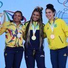 El ciclo olímpico que llevan Angie Palacios y José Acevedo invita a soñar. Ambos, oro en los Juegos Bolivarianos de Valledupar en julio pasado, se volvieron a erigir ayer como los mejores del continente en los Juegos Suramericanos de Asunción, Paraguay. La primera en pesas y el segundo en karate, pero igual de invencibles a nivel regional.

La hermana de la medallista olímpica Neisi Dajomes fue la primera en hacer sonar el himno nacional en la cita multideportiva, donde participan representantes de 15 países. La categoría de los 76 kilogramos le permitió lucirse tras realizar levantamientos válidos en arranque de 107kg, 111kg y 113kg, así como conseguir su mejor peso en envión (134 kg), a lo que la tricolor marcó un total olímpico de 247 kg que finalmente le dieron el oro en su división. Era la quinta para Ecuador en estos Juegos.

En Valledupar, Palacios compitió en los 71 kilogramos, categoría en la que se colgó oro en arranque tras levantar 112 kilogramos (récord sudamericano), mientras que fue bronce envión luego de alzar 130 kilogramos.

En el palmarés de Angie constan títulos como el de campeona en los Mundiales Juveniles de 2016 y 2017 y oros en los Panamericanos Junior de 2015 y 2016; además del diploma olímpico en Tokio 2021.

“Estoy feliz, se consiguen los objetivos, para esto nos hemos preparado. Vamos por el camino correcto”, dijo emocionada la halterista.

Ya adentrada la tarde, el karateca de origen venezolano, pero que compite por Ecuador, José Acevedo, dio la sexta medalla dorada para el país, tras imponerse con claridad (8-0) al local Jesús Orlando Servin en el kumite -84 kilogramos.

“Era ante los dueños de casa, el combate fue duro. Estaba peleando con uno de los suyos y pude sobreponerme. Esto va para mi familia, mis entrenadores y para el país que me dio la oportunidad de desarrollar el deporte que tanto amo, Ecuador”, precisó emocionado el tricolor, quien con el oro consigue la clasificación directa a los Juegos Panamericanos de Santiago de Chile 2023, antesala de los Juegos Olímpicos de París 2024.

Entre las participaciones más relevantes de los tricolores ayer estuvo también el bronce en triatlón en la prueba de relevos mixtos, donde Juan José Andrade, Elizabeth Bravo, Armando Matute y Paula Jara se ubicaron terceros en la subsede Encarnación.