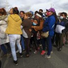Familiares de reos esperaban hoy información en los exteriores del Centro de Rehabilitación Social Regional Sierra Centro Norte, en la ciudad de Latacunga (Ecuador).