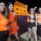 Fanáticas de Daddy Yankee fueron uniformadas y con cartel en mano.