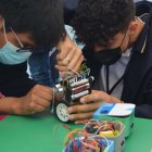 Los estudiantes se concentran para manejar sus robots.