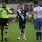 Marlon Vera (i) fue cuestionado tras el partido que dirigió entre 9 de Octubre y Liga de Quito.