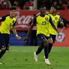 Los jugadores de Ecuador celebran un gol hoy, en un partido de las eliminatorias sudamericanas para el Mundial de Catar 2022 entre Chile y Ecuador en el estadio San Carlos de Apoquindo en Santiago (Chile).